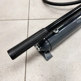 насос гидравлический с манометром 0,5л (арт. 3.725)